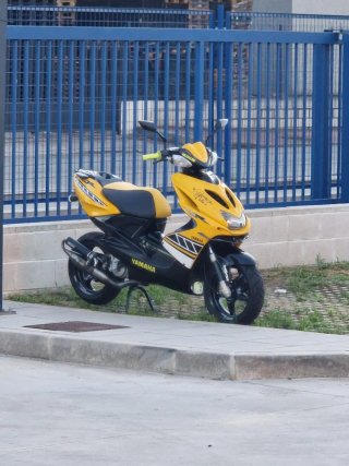 Yamaha Aerox Scooter Negro y Amarillo