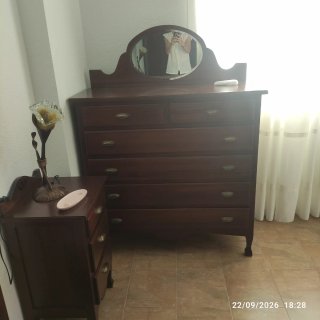 Cómoda de madera con espejo