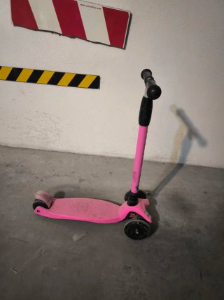Patinete rosa con ruedas de luces