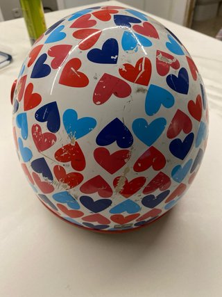 Casco Infantil con Estampado de Corazones