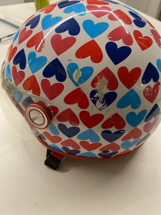 Casco Infantil con Estampado de Corazones