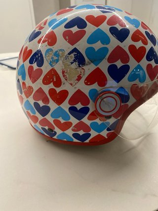 Casco Infantil con Estampado de Corazones