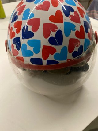 Casco Infantil con Estampado de Corazones