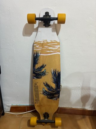 Longboard con diseño de palmeras