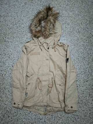 Chaqueta beige con capucha y pelo