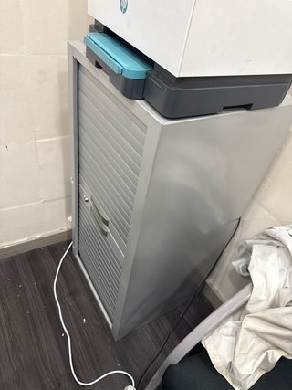 Mueble de oficina metálico beige y gris