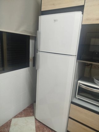 Nevera Beko blanca casi nueva