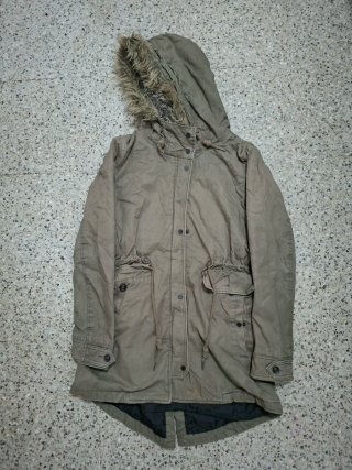 Chaqueta verde oliva con capucha