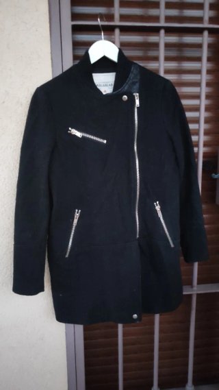 Abrigo negro largo Pull&Bear