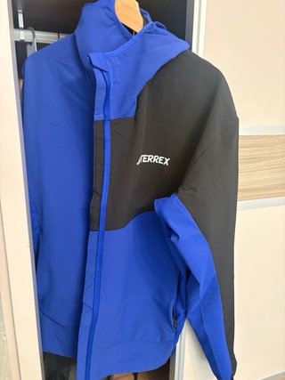 Chaqueta Adidas Terrex Azul y Negra