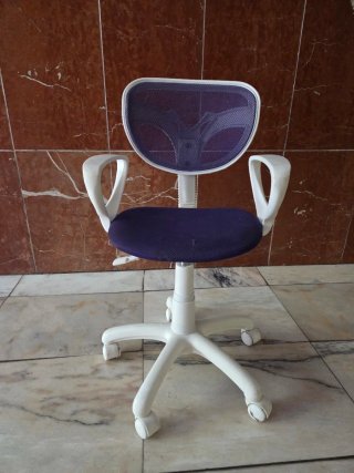Silla de estudio púrpura y blanca