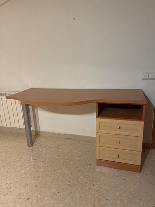 Escritorio de madera con cajonera