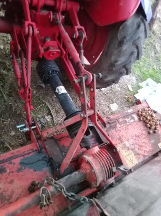 Tractor actoa más aperos