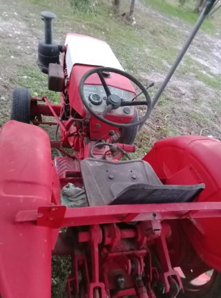 Tractor actoa más aperos