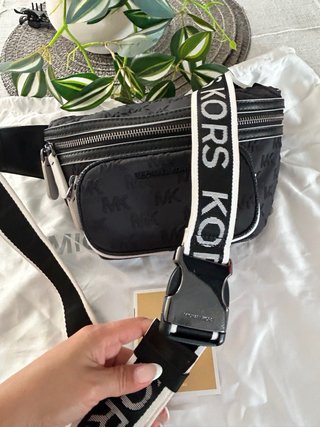 Riñonera Michael Kors Negra