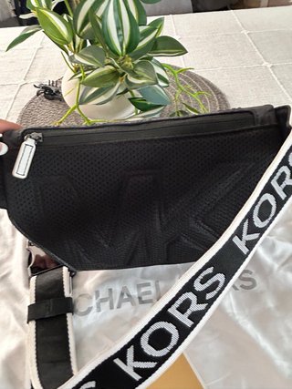Riñonera Michael Kors Negra