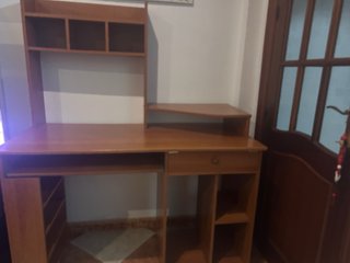 Escritorio de madera marrón