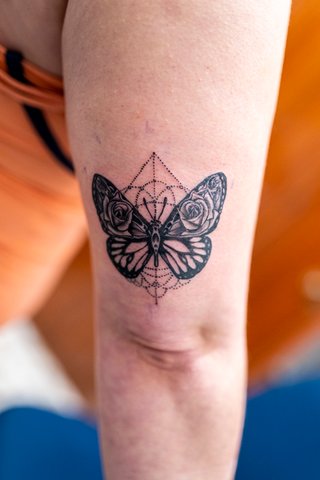 Tatuaje N#96 Mariposa con Rosas y Geometría