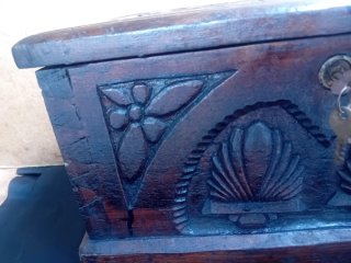 Arca Antigua de Madera Tallada
