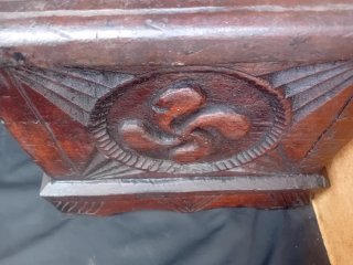 Arca Antigua de Madera Tallada