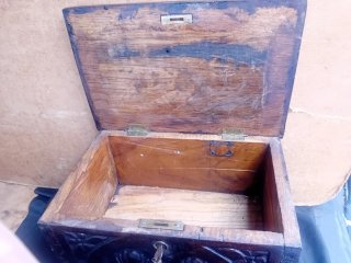 Arca Antigua de Madera Tallada
