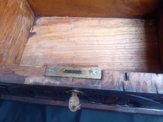 Arca Antigua de Madera Tallada
