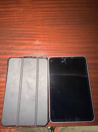 iPad mini com capa e películas