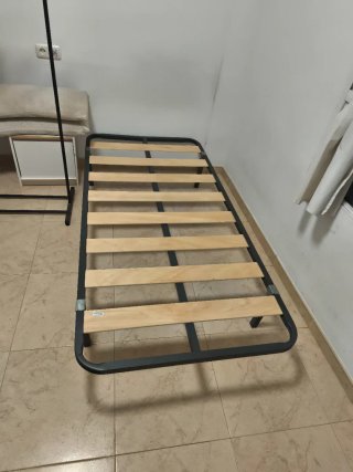 2 Bases de cama metálica con lamas de madera