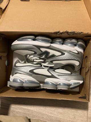 New Balance 9060 Gris Blanco talla 41.5