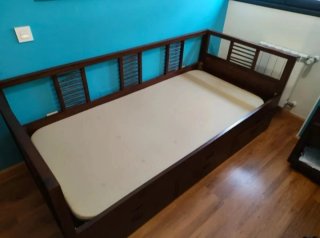 Cama nido de madera oscura