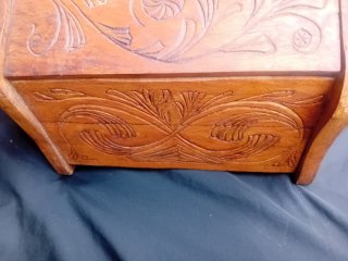Zapatero Antiguo de Madera Tallada
