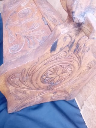 Zapatero Antiguo de Madera Tallada