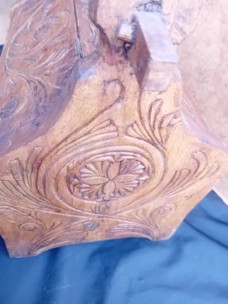 Zapatero Antiguo de Madera Tallada