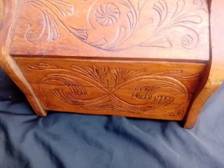 Zapatero Antiguo de Madera Tallada