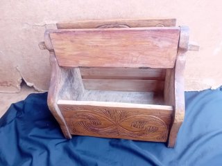 Zapatero Antiguo de Madera Tallada