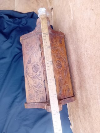 Zapatero Antiguo de Madera Tallada