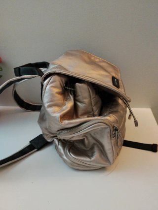 Mochila Parfois plateada y negra