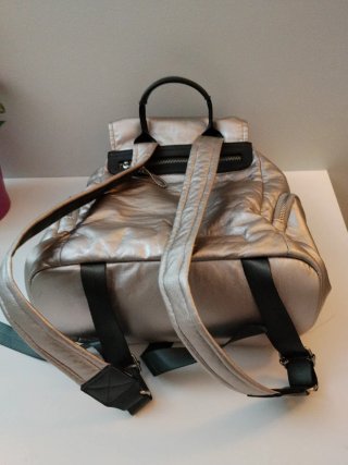 Mochila Parfois plateada y negra