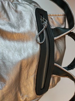 Mochila Parfois plateada y negra