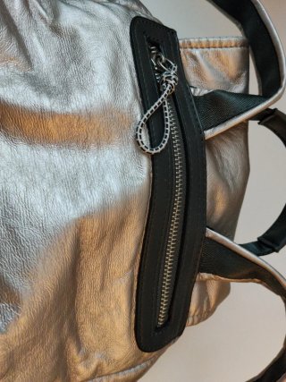 Mochila Parfois plateada y negra