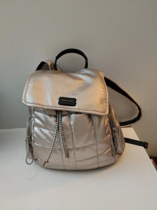 Mochila Parfois plateada y negra