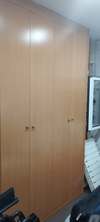 Conjunto de muebles: mesita y cama