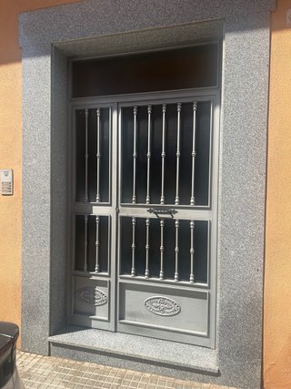 Puerta de hierro forjado