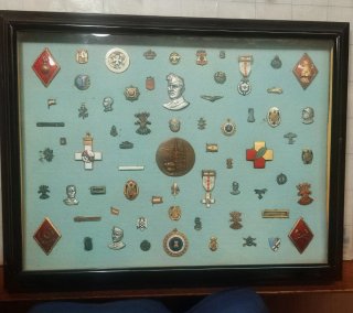 Cuadro con insignias y condecoraciones militares