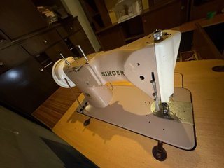 Máquina de coser Singer con mueble