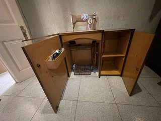 Máquina de coser Singer con mueble