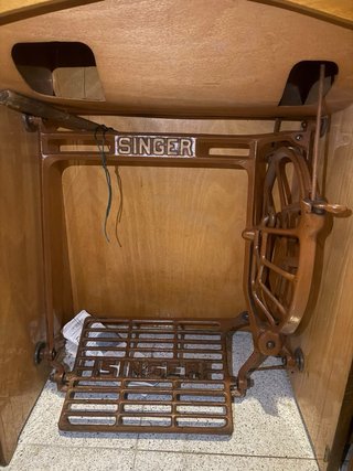 Máquina de coser Singer con mueble