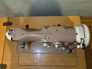 Máquina de coser Singer con mueble