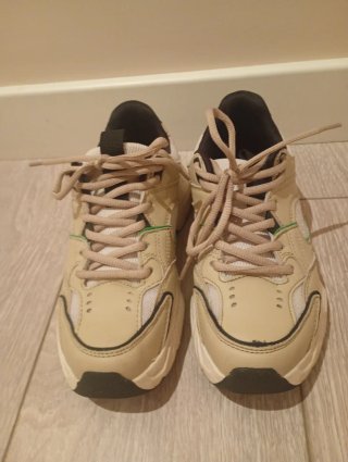 Zapatillas Zara Beige y Blancas