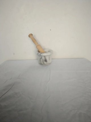 Mortero de mármol con mano de madera
